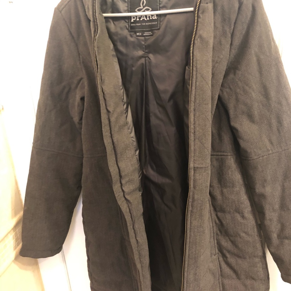 Cozy winter coat with hood and zip closure